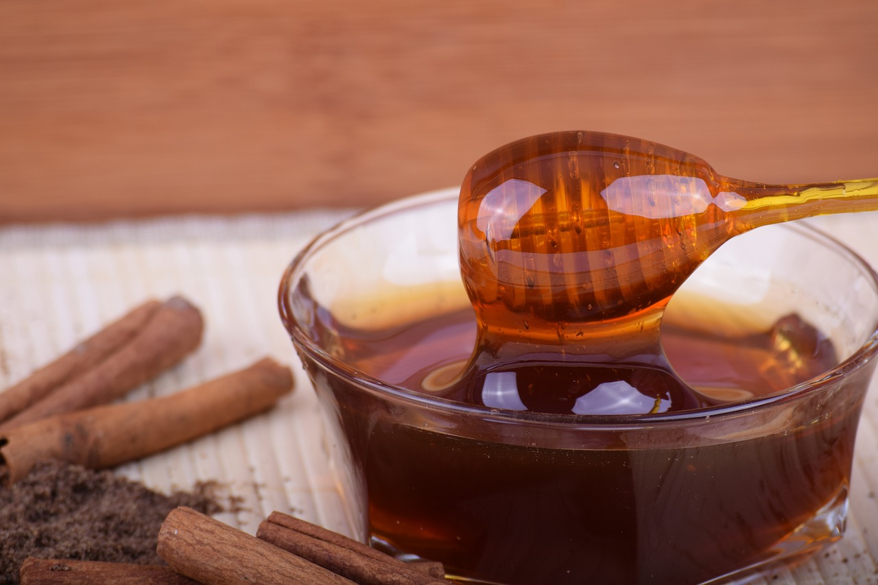 honey, cinnamon, bowl