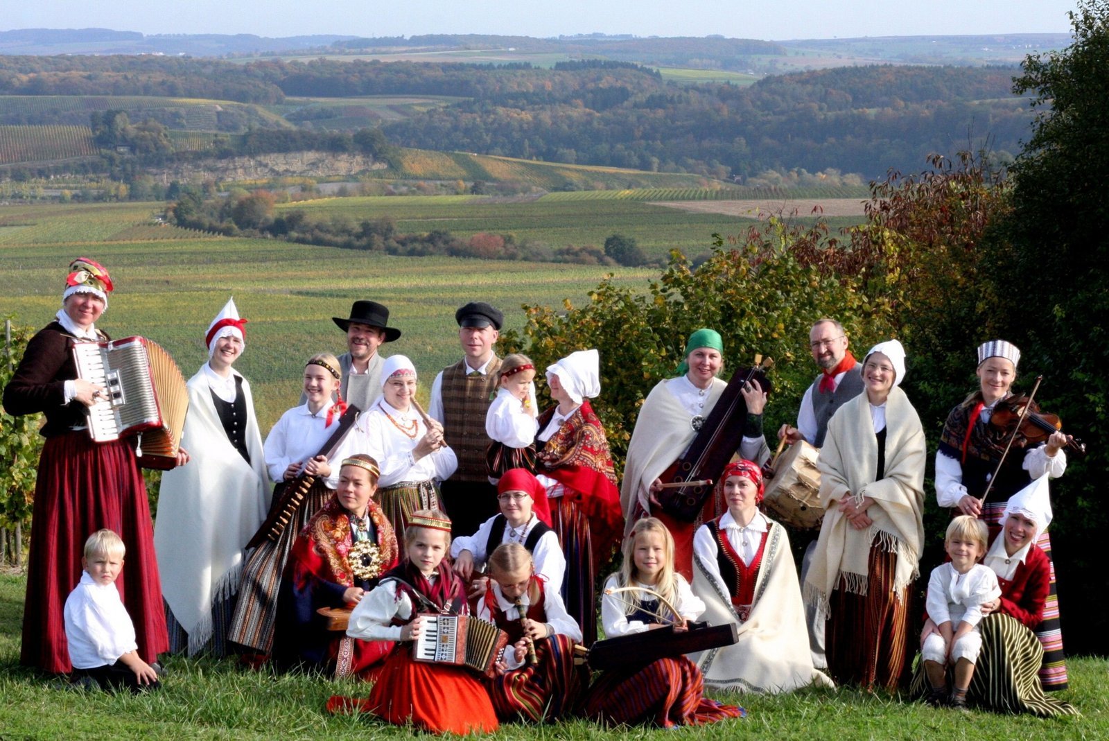 DZERVES ir Luksemburgas latviesu folkloras kopa.jpg