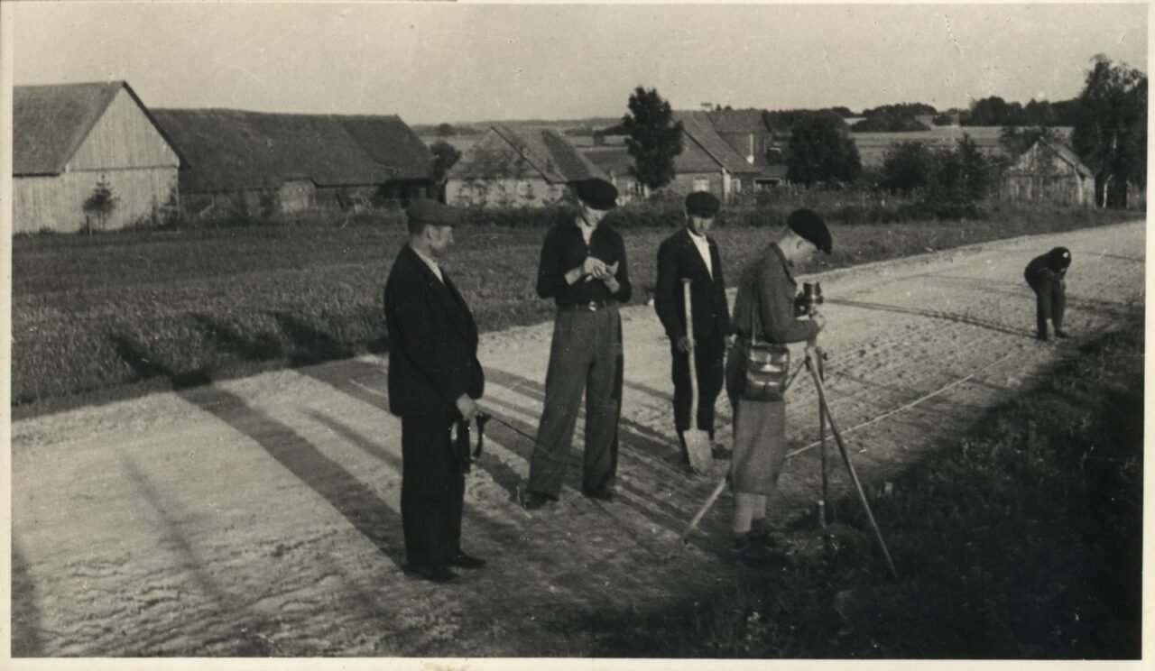 Matininku brigada nacionalizuotos zemes matavimo darbuose 1940 m. rugsejis.jpg