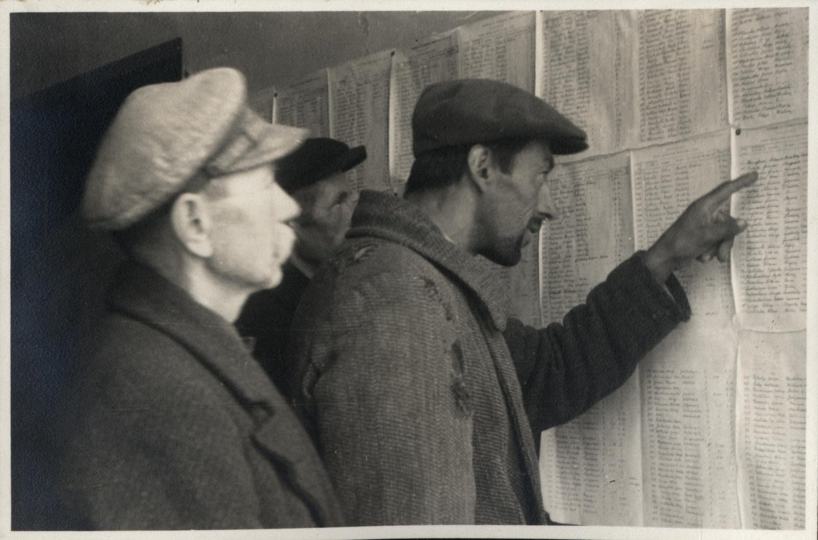 Valstieciai skaitantys nacionalizuota zeme gavusiu asmenu sarasus. 1940 m. rugsejis.jpg