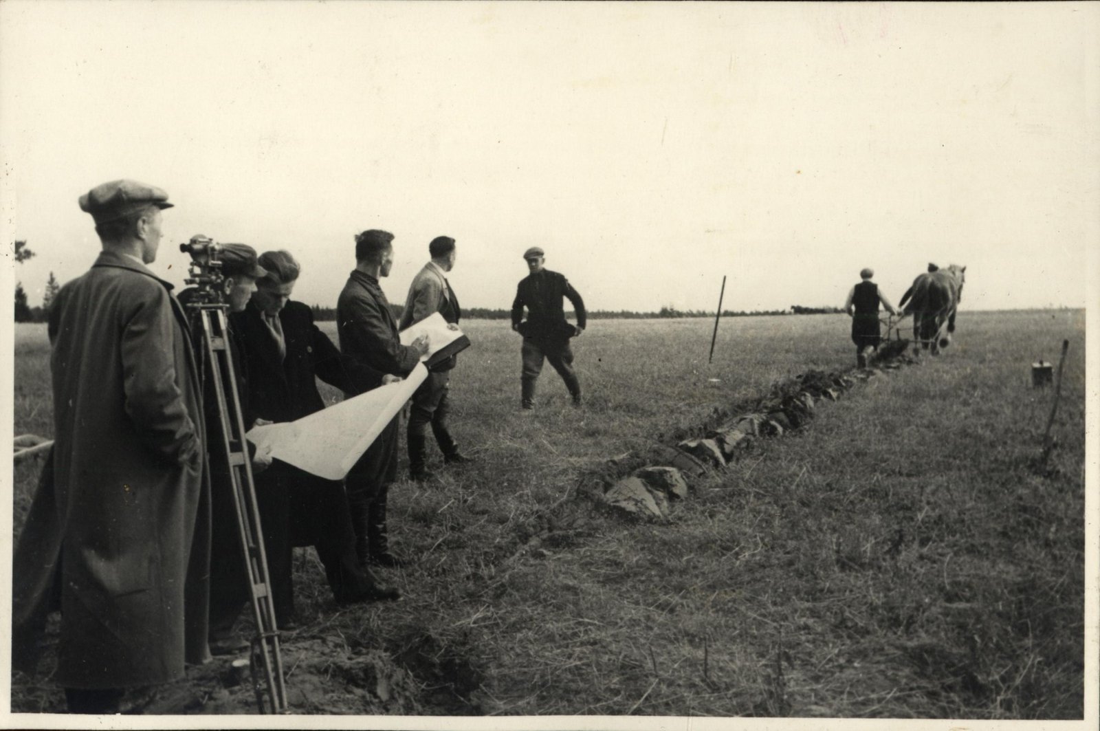 Zemes komisijos nariu ir matininku brigada matuojanti valstieciui paskirta nacionalizuotos zemes plota. 1940 m. rugsejis.jpg