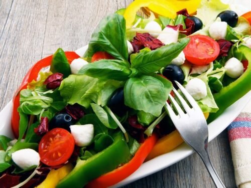 Sveikos, skanios ir lengvai pasigaminamos salotos vasarai