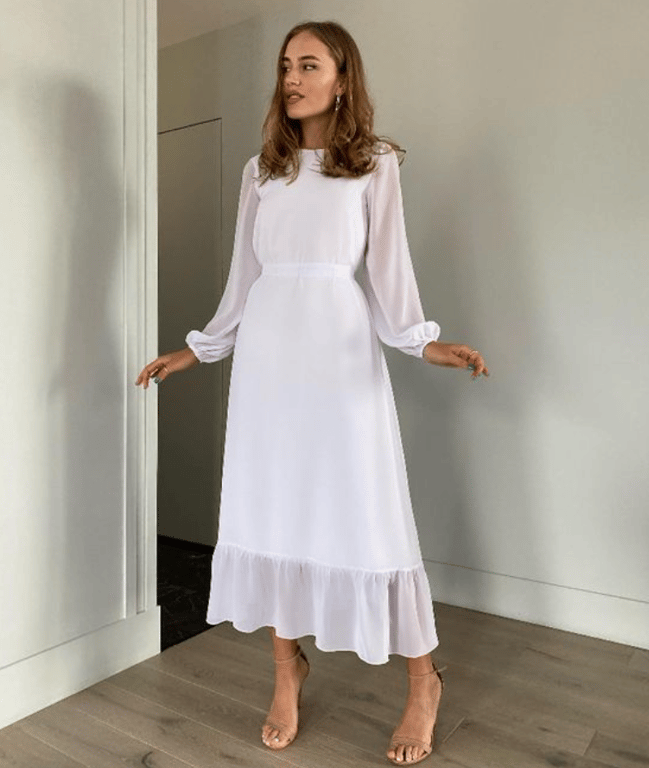 Mergina balta suknele.