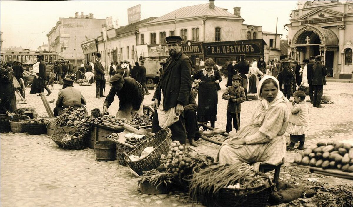 Daržovių eilės Maskvoje, XIX a. Turgus Arbato aikštėje. Atkreipkite dėmesį į daržovių asortimentą, jis mažas. Agurkai, bulvės, kopūstai, žalieji svogūnai, ridikai.