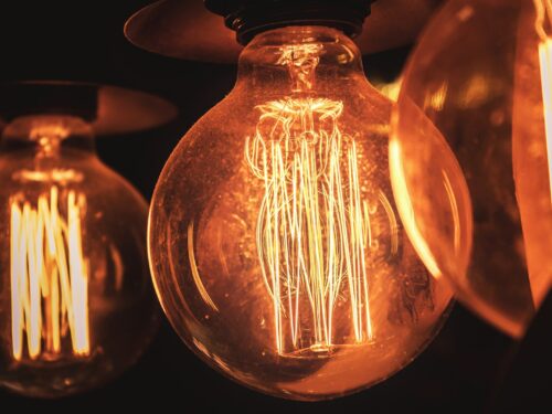 a group of light bulbs hanging from a ceiling