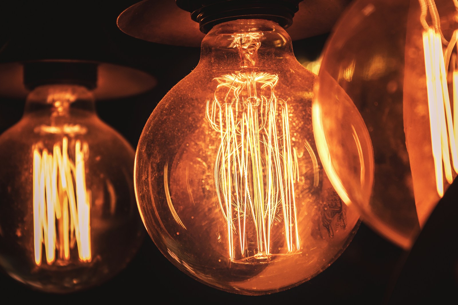 a group of light bulbs hanging from a ceiling