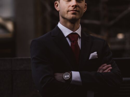 man wearing black notched lapel suit jacket in focus photography